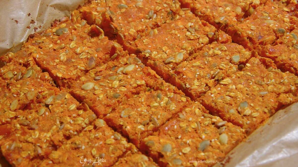 Морковные квадратики с курагой, семечками и овсяными хлопьями