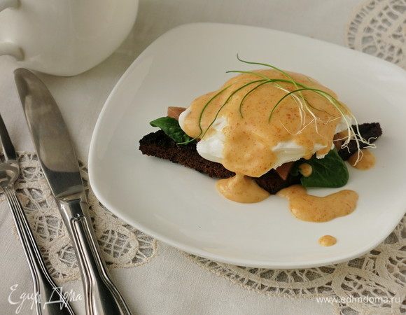 Яйцо пашот с лососем и сырным соусом