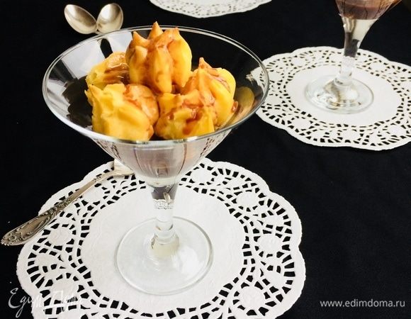 Заварные пирожные с кремом и шоколадным соусом