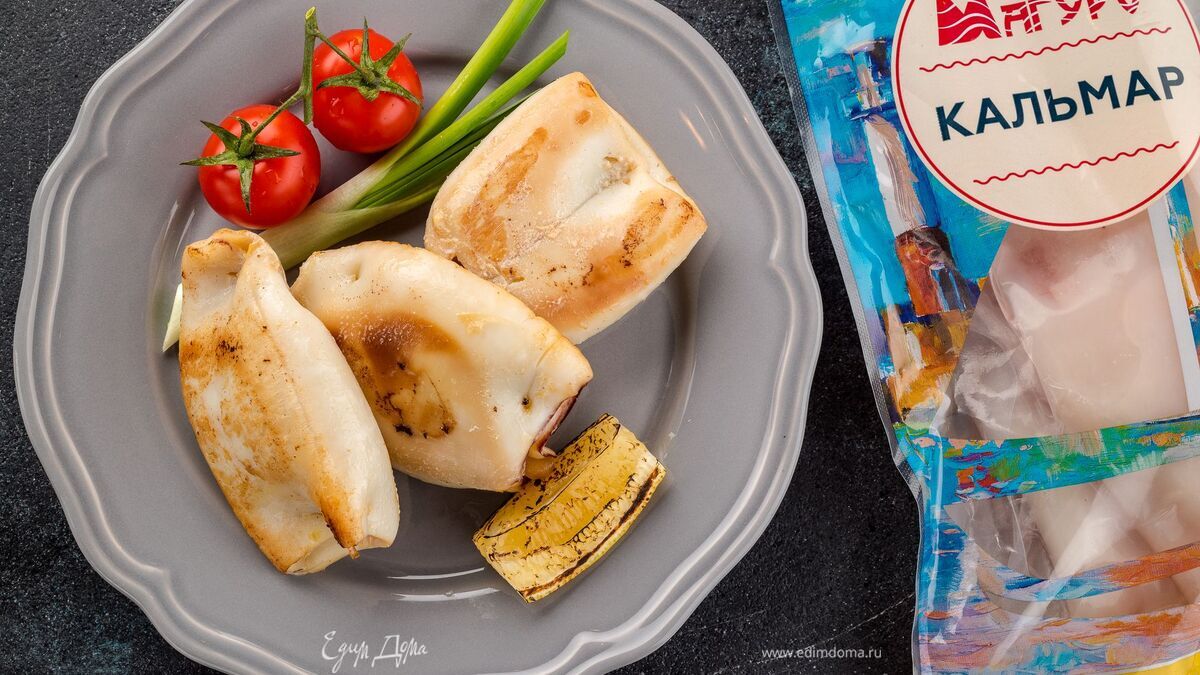 Кальмары, фаршированные грибами и овощами