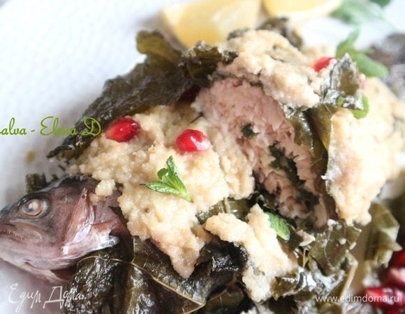 Форель в виноградных листьях с соусом из тахини 