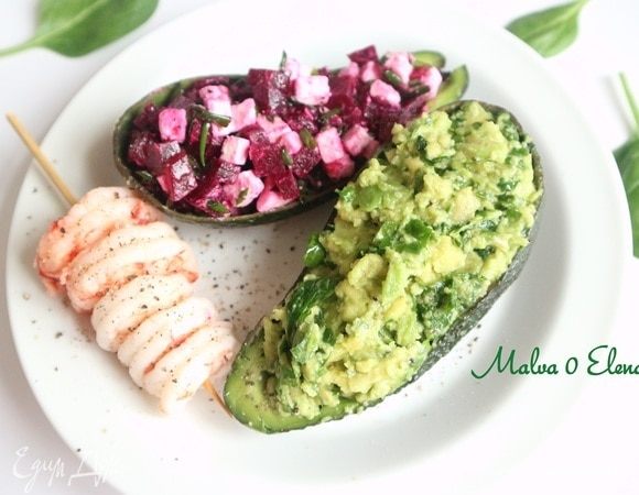 Авокадо с песто и свекольным салатом Авокадо с песто и свекольным салатом