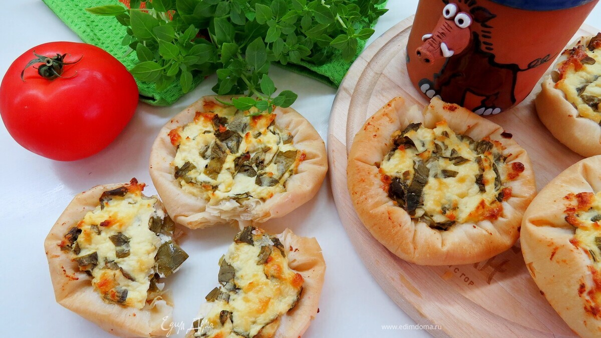 «Гнезда» из теста фило с творогом и зеленью