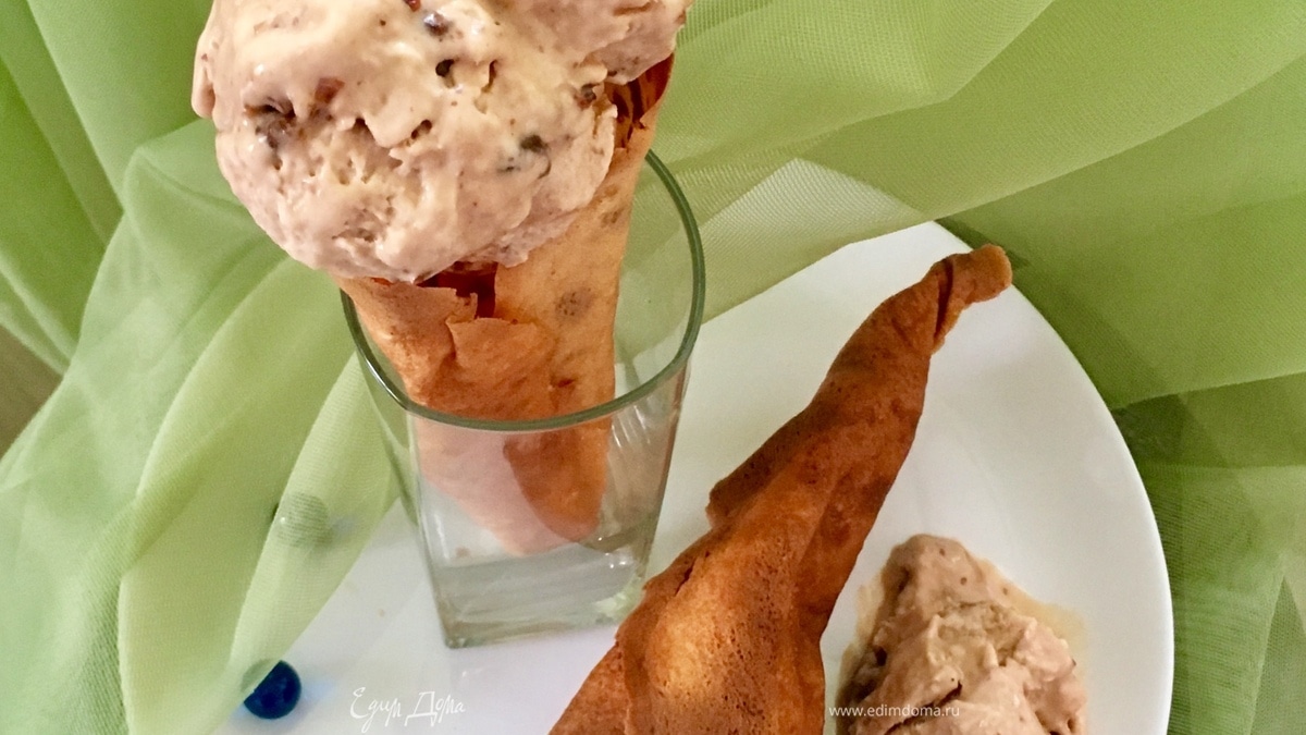 Мороженое с шоколадным пралине в блинных рожках