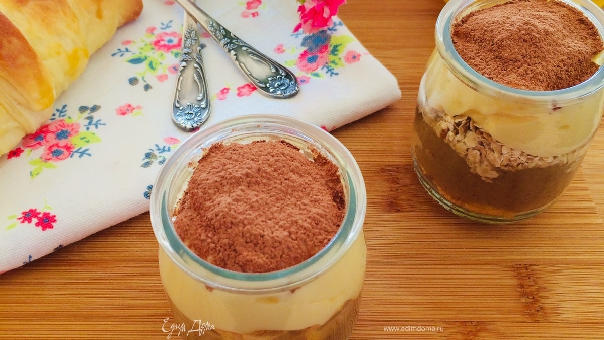 Гранола с кремом и яблочным пюре