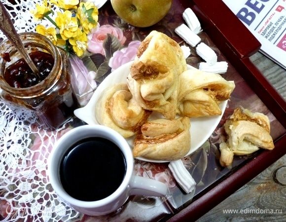 Слойки с маршмеллоу и орехами Слойки с маршмеллоу и орехами