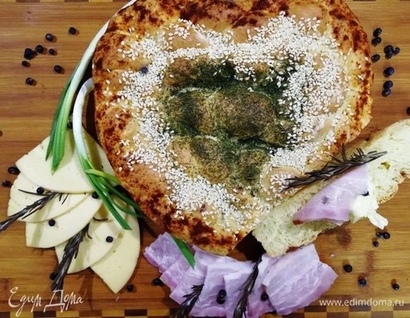 Хлеб из кукурузной муки с луком и розмарином