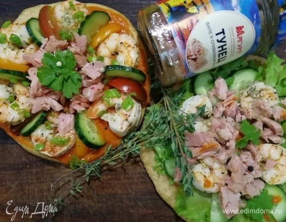 Цельнозерновая лепешка с тунцом, креветками и перечным соусом