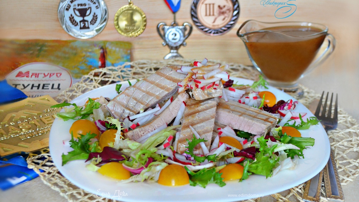 Тунец с овощами и кунжутной заправкой