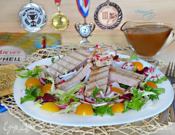 Тунец с овощами и кунжутной заправкой Тунец с овощами и кунжутной заправкой