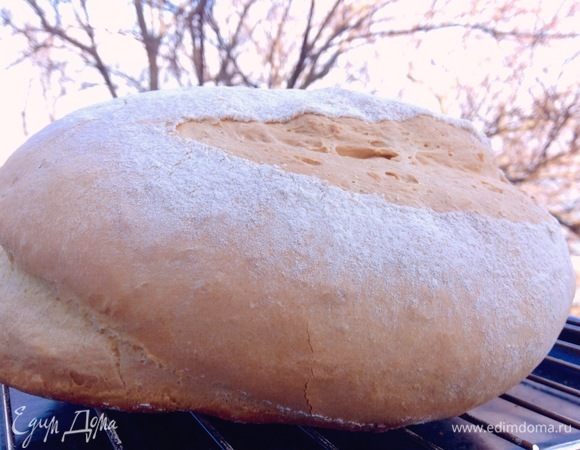 Большая пшеничная булка хлеба