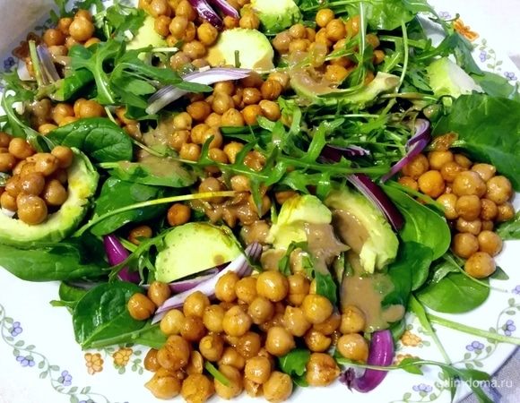 Салат с запеченным нутом, авокадо и руколой Салат с запеченным нутом, авокадо и руколой