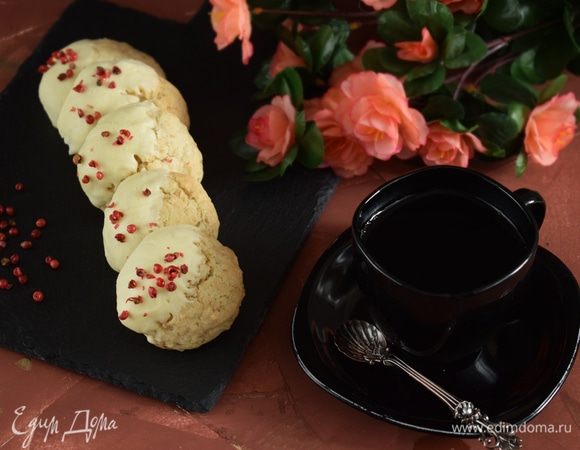 Печенье с белым шоколадом и розовым перцем