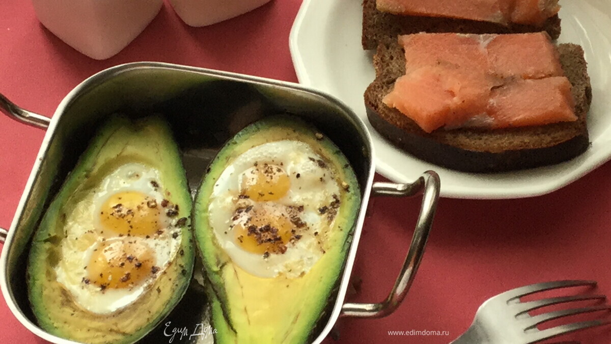 Запеченное авокадо с яйцом и сыром
