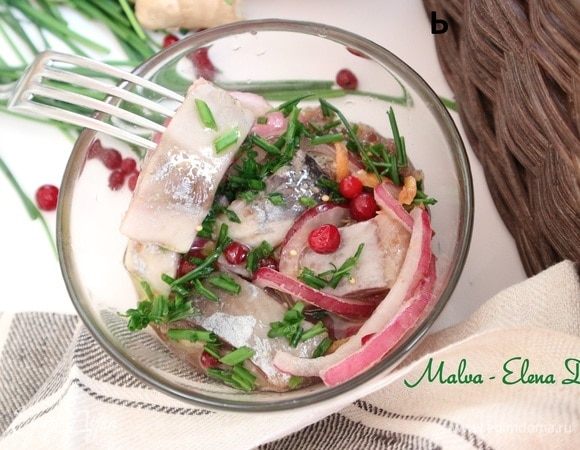 Маринованная сельдь с брусникой Маринованная сельдь с брусникой