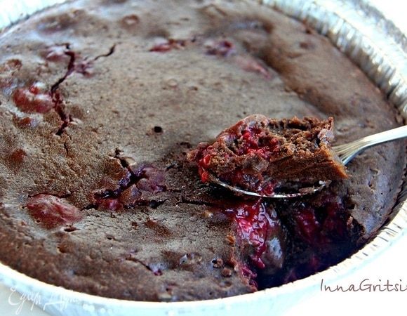 Шоколадный брауни с малиной