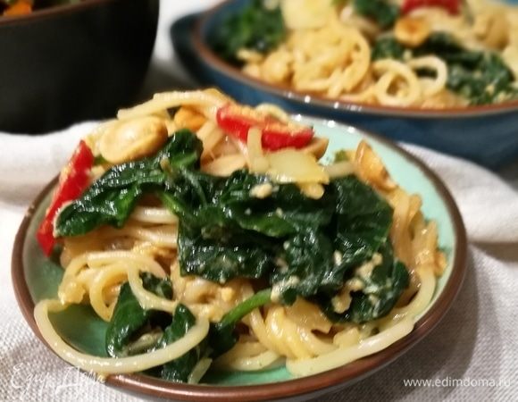 Рисовая лапша со шпинатом под яичным соусом Рисовая лапша со шпинатом под яичным соусом