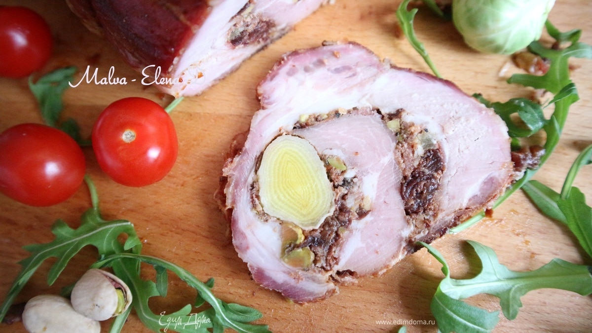 Рулет из свинины с вяленой брусникой и пореем