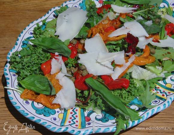 Салат с маринованным сладким перцем и козьим сыром