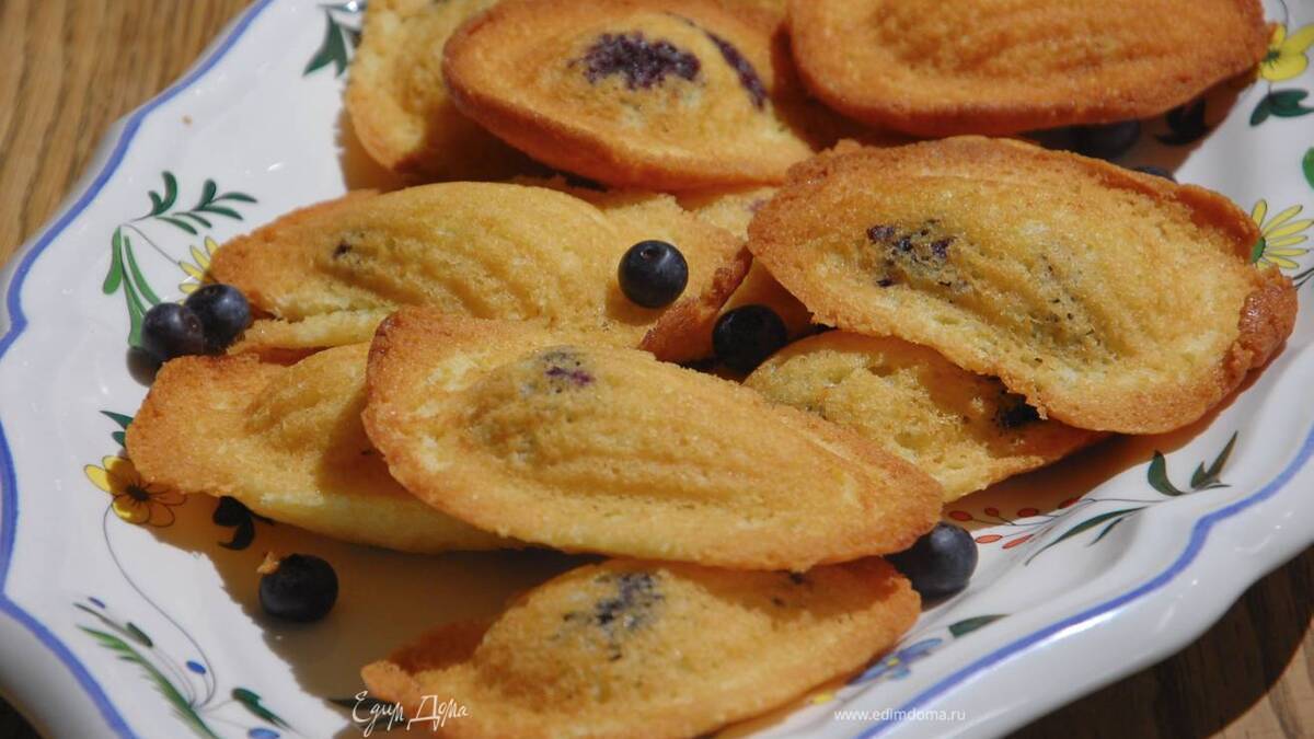 Лимонное печенье «Мадлен» с голубикой