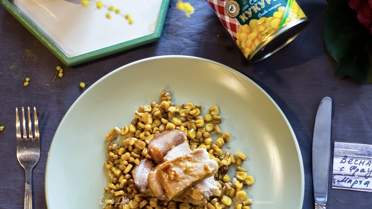 Запеченная свинина с гарниром из кукурузы