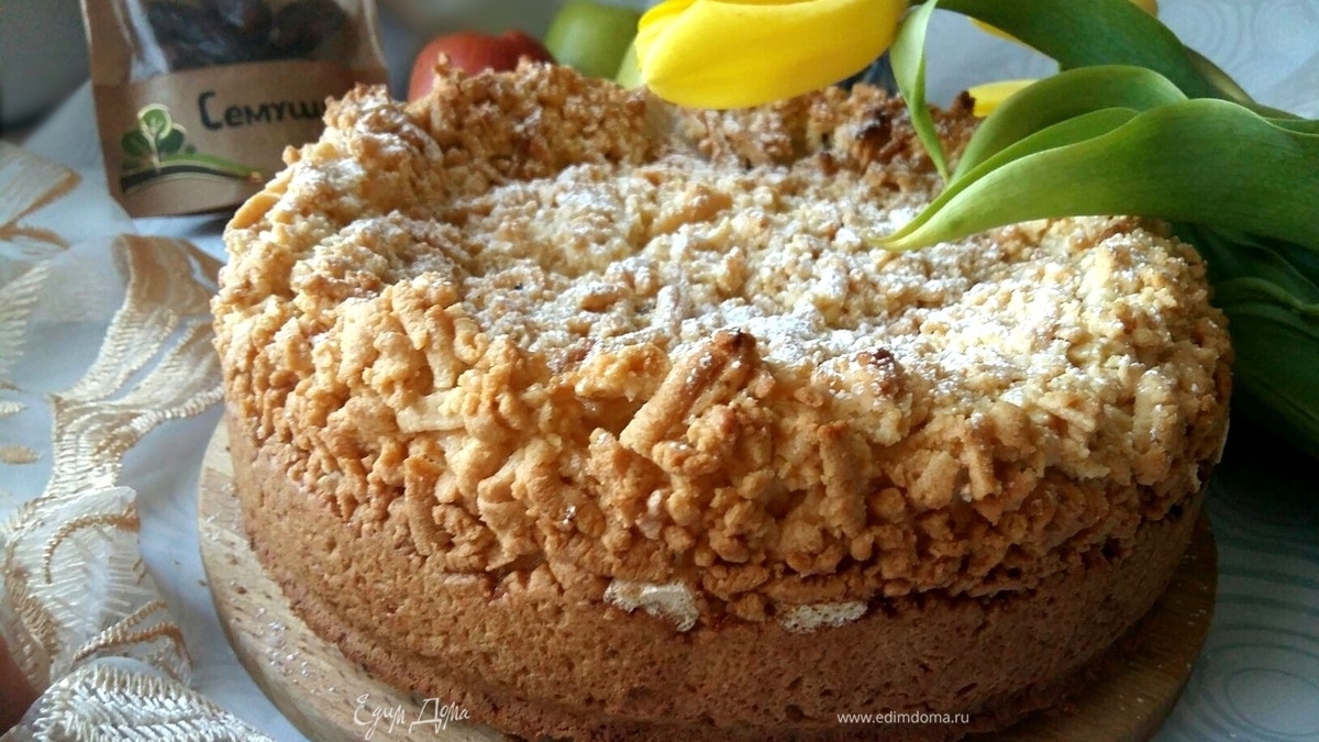 Пирог с финиками и воздушными белками