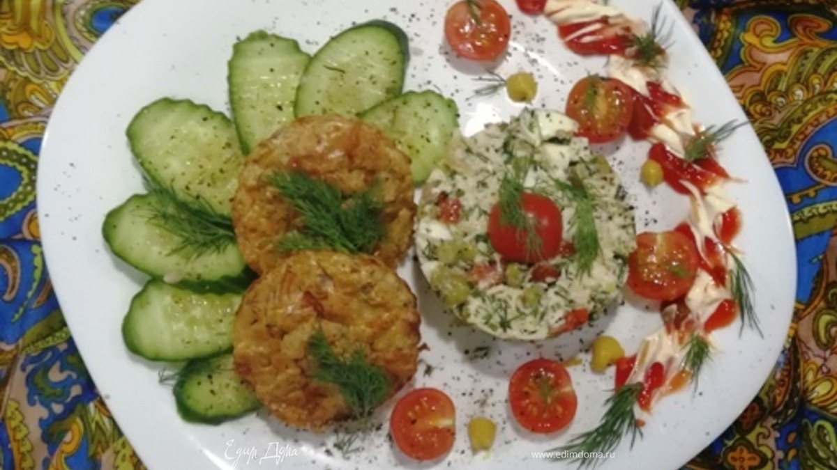 Куриные маффины с салатом (здоровый ужин)