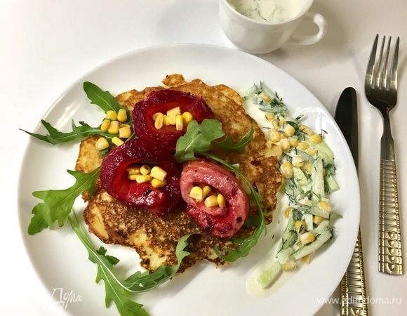 Картофельные оладьи с лососем и сметанным соусом Картофельные оладьи с лососем и сметанным соусом