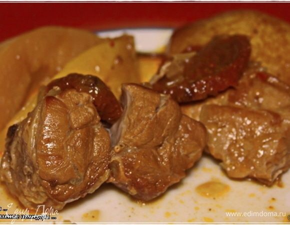 Телячьи голяшки с айвой, грушей и вялеными помидорами