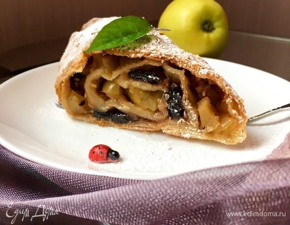 Штрудель с яблоками, изюмом и кунжутом Штрудель с яблоками, изюмом и кунжутом