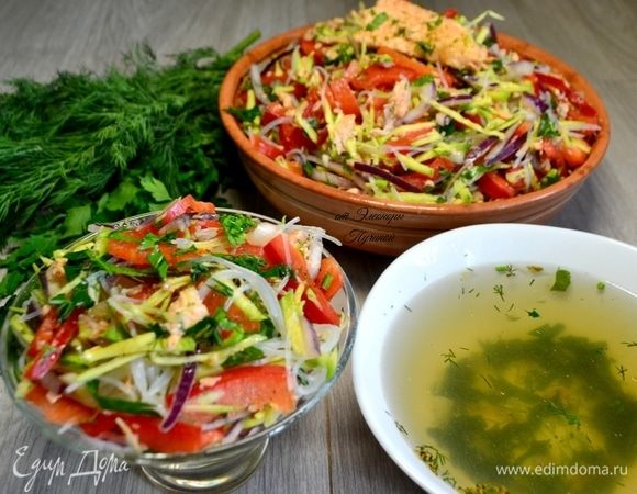 Салат с фунчозой и форелью Салат с фунчозой и форелью