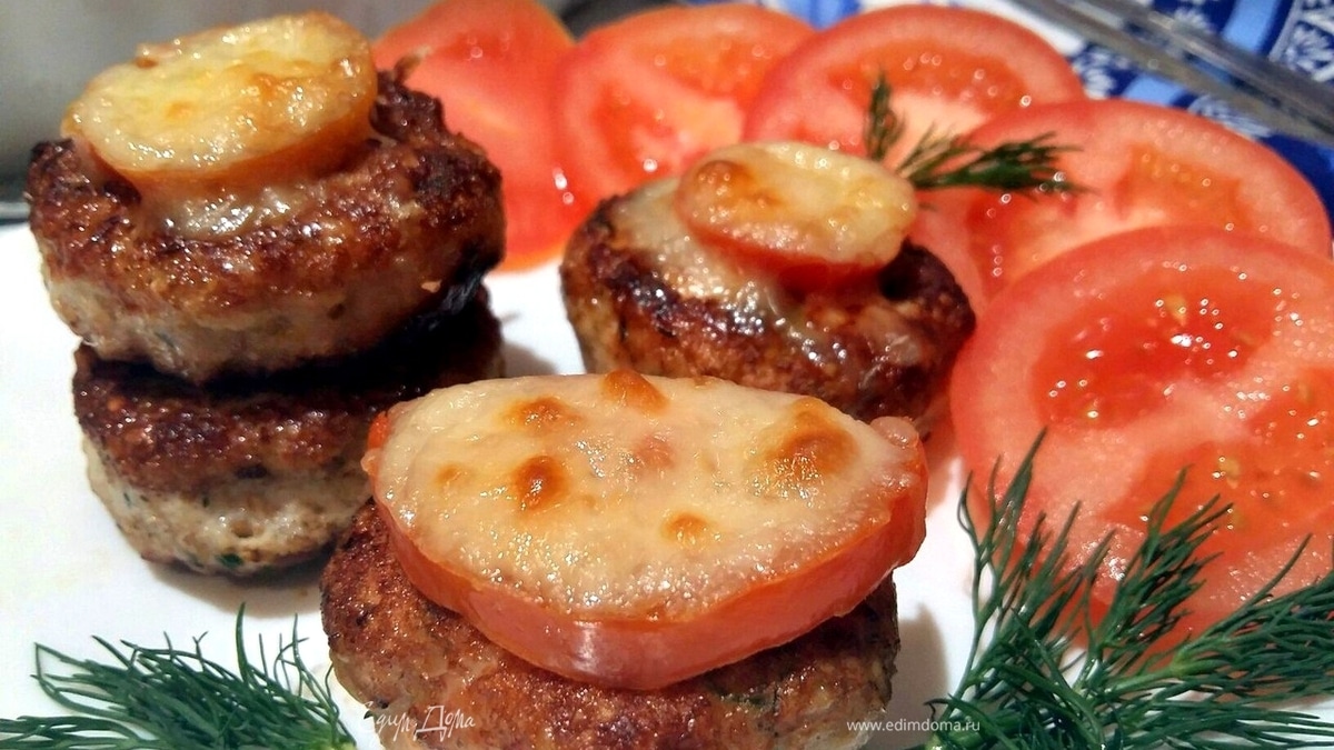 Биточки из индейки с яблоком и сыром