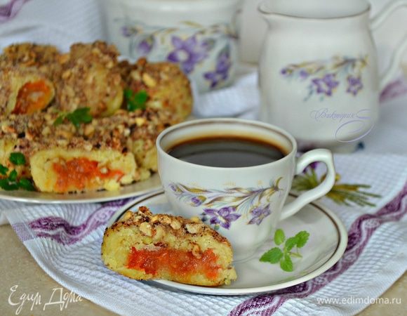 Картофельные кнедли с курагой и ореховой посыпкой