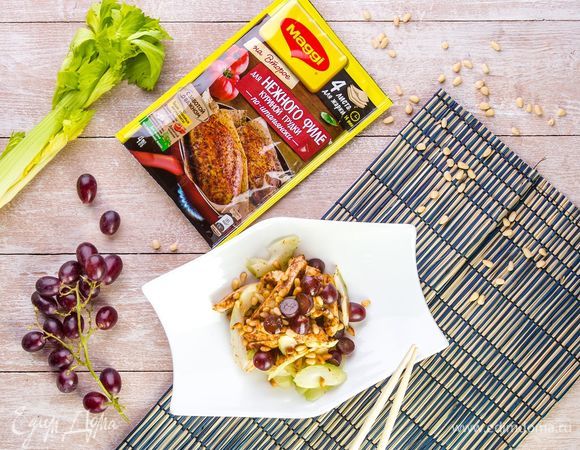 Салат с курицей, виноградом и орехами