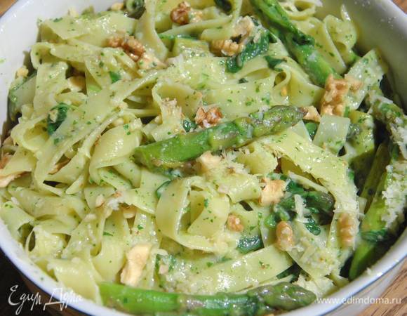 Феттучине со спаржей, грецкими орехами и соусом песто Феттучине со спаржей, грецкими орехами и соусом песто