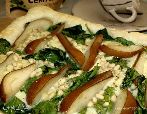 Пирог с грушей, шпинатом и голубым сыром