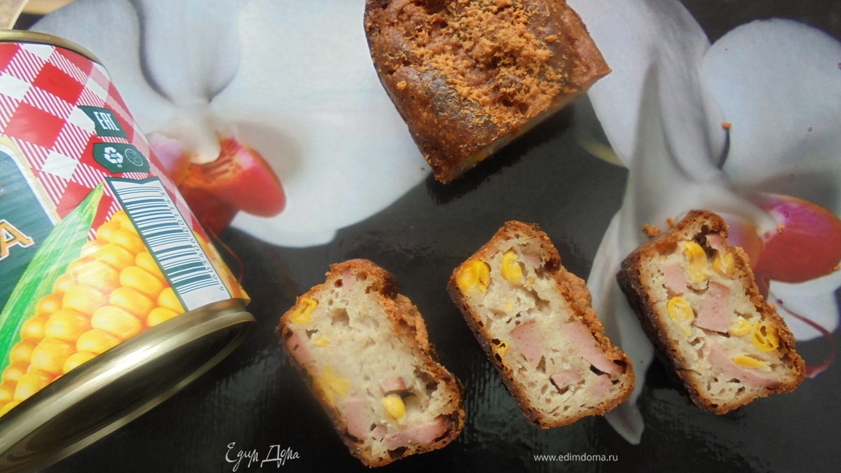 Закусочный кекс с кукурузой, колбасой и пармезаном