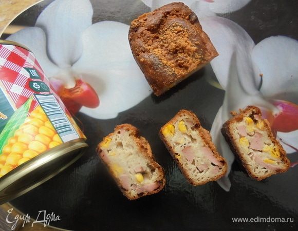 Закусочный кекс с кукурузой, колбасой и пармезаном Закусочный кекс с кукурузой, колбасой и пармезаном