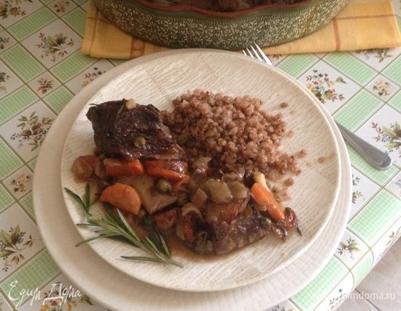 Говяжьи ребра с овощами в винном соусе