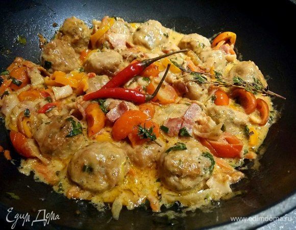 Фрикадельки с беконом в пряном соусе