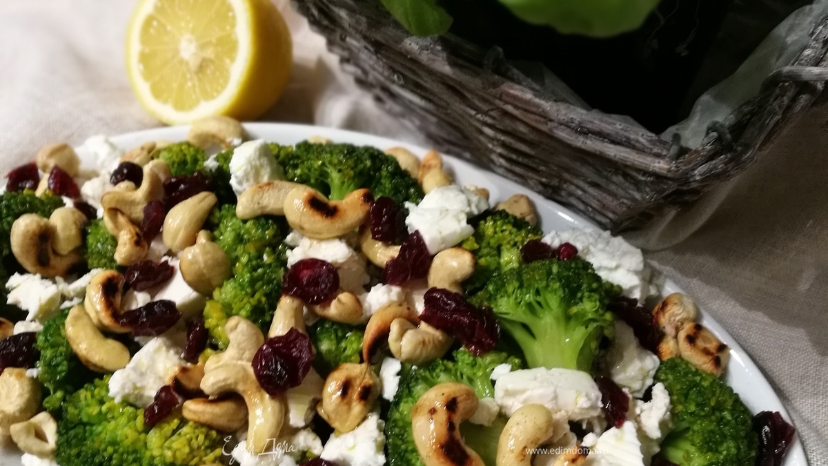 Салат из брокколи с брынзой и орехами