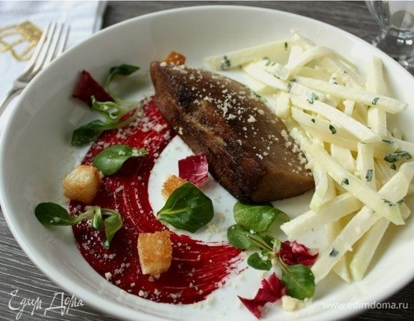 Обжаренный язык с салатом из кольраби