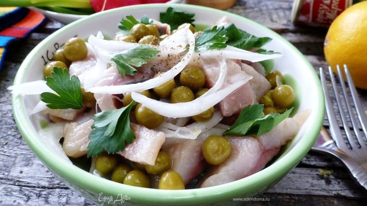 Сельдь с консервированным горошком