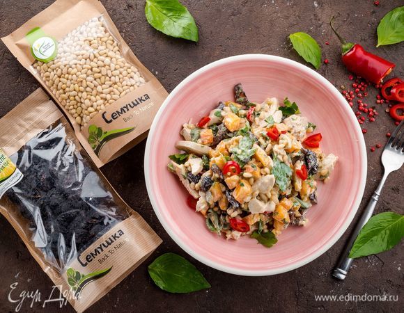 Куриный салат с тыквой, черносливом и кедровыми орехами
