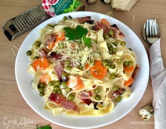 Феттучине карбонара с весенними овощами