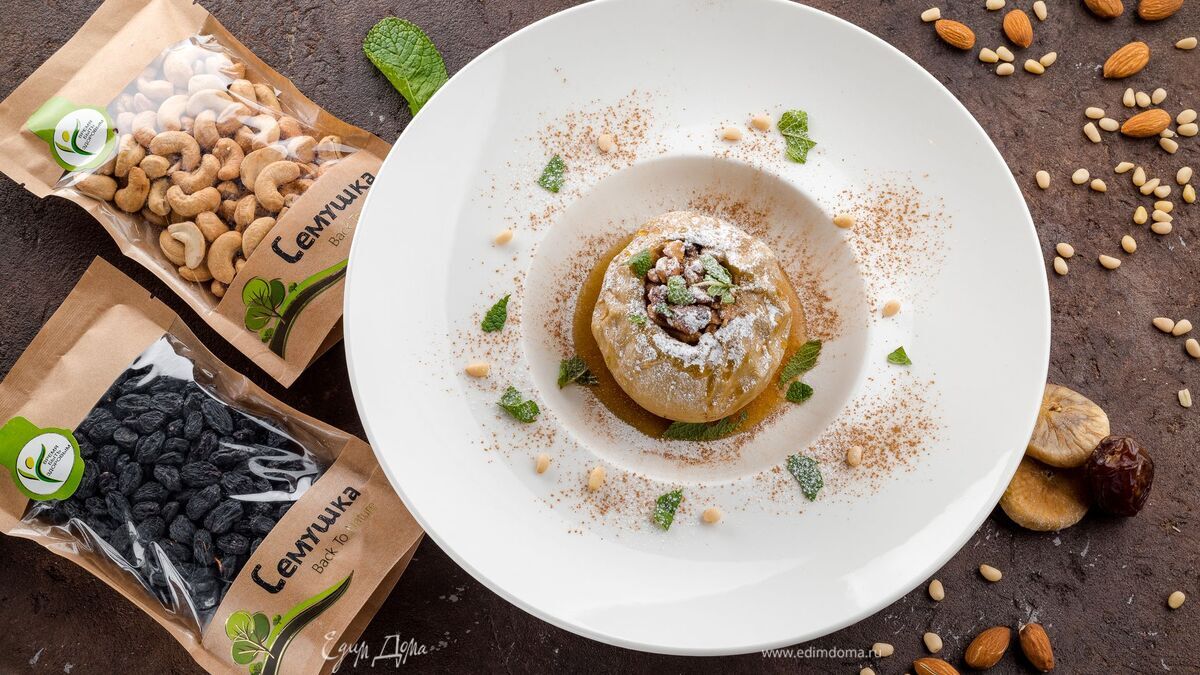 Печеные яблоки с сухофруктами и орехами