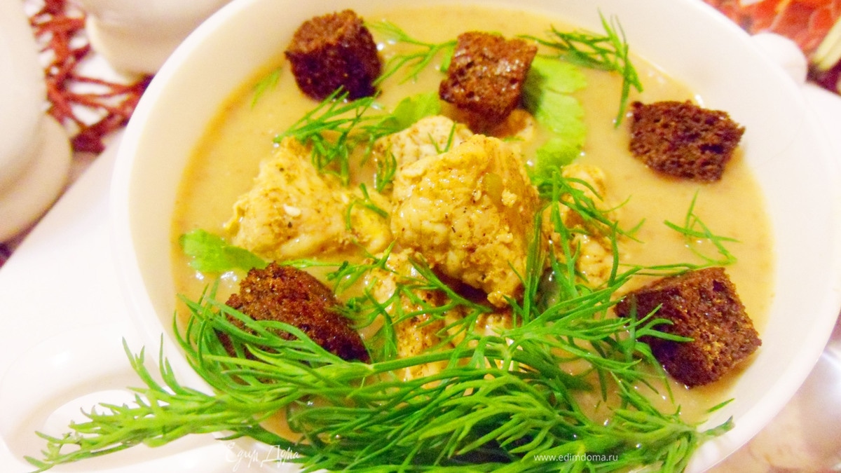 Cуп-пюре из фасоли с индейкой и чесночными гренками