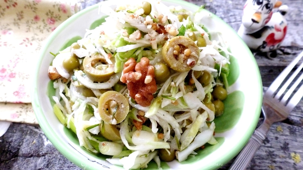 Салат из молодой капусты с оливками