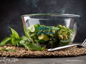 Зеленый салат с авокадо и кедровыми орешками