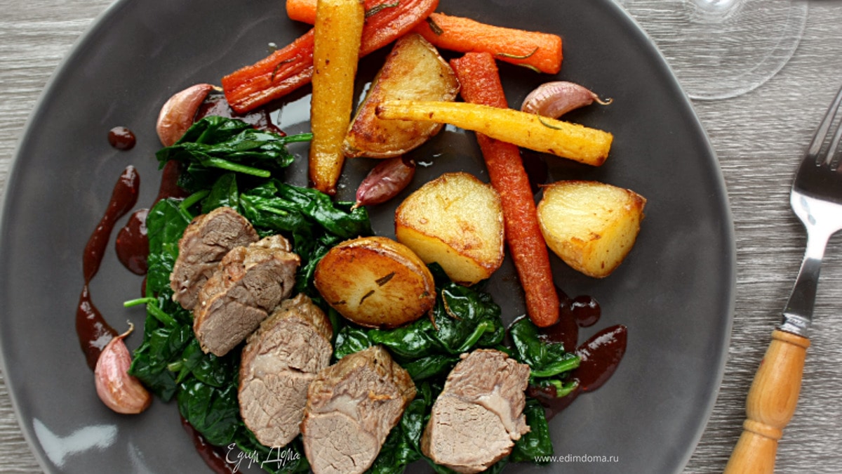 Баранина с овощами, шпинатом и соусом